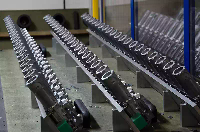 Isola robotizzata con attrezzature innovative per lavori di finitura.