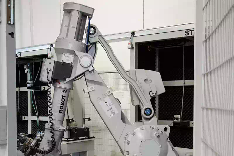 Robot per la sbavatura robotizzata dei metalli.