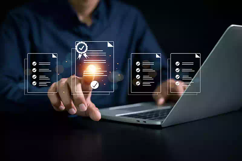 Uomo indica documenti aziendali certificate su schermo virtuale.